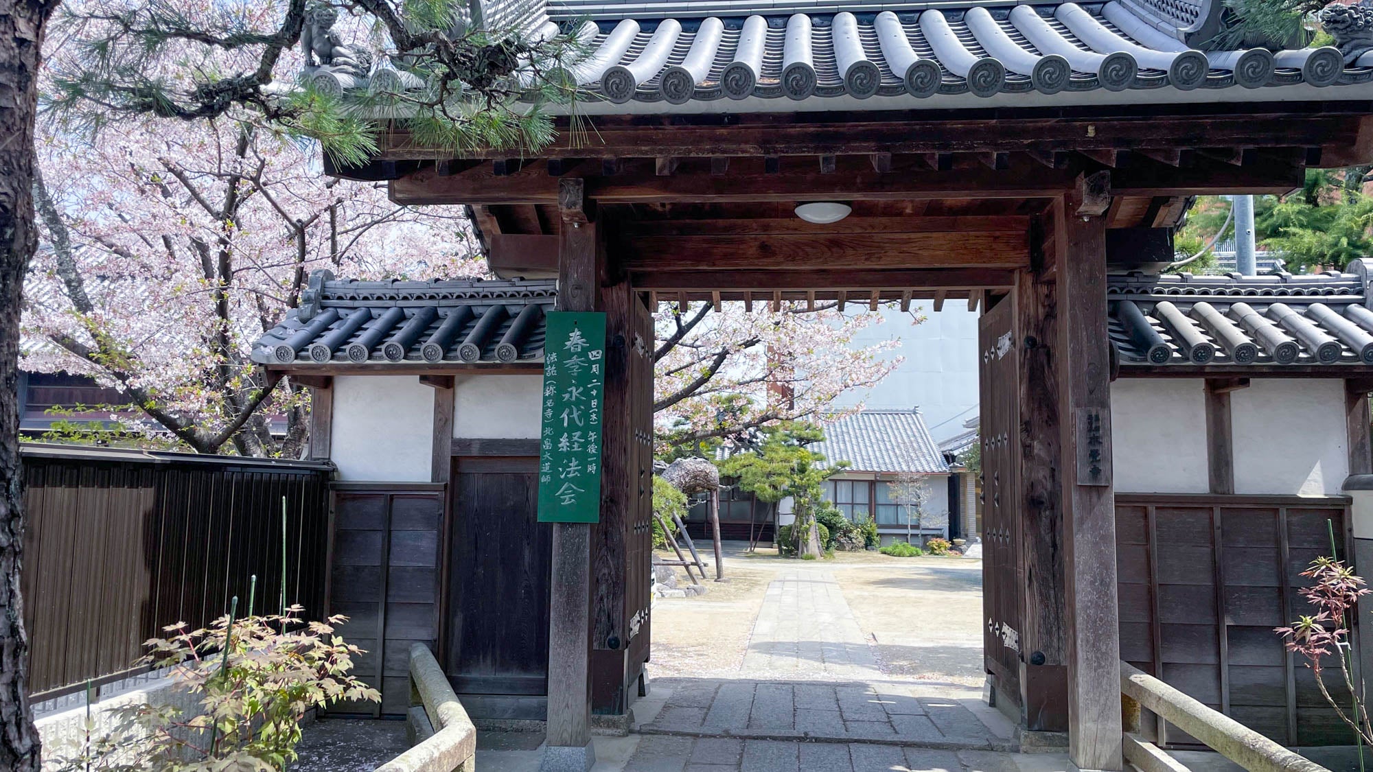 本覚寺の境内 6