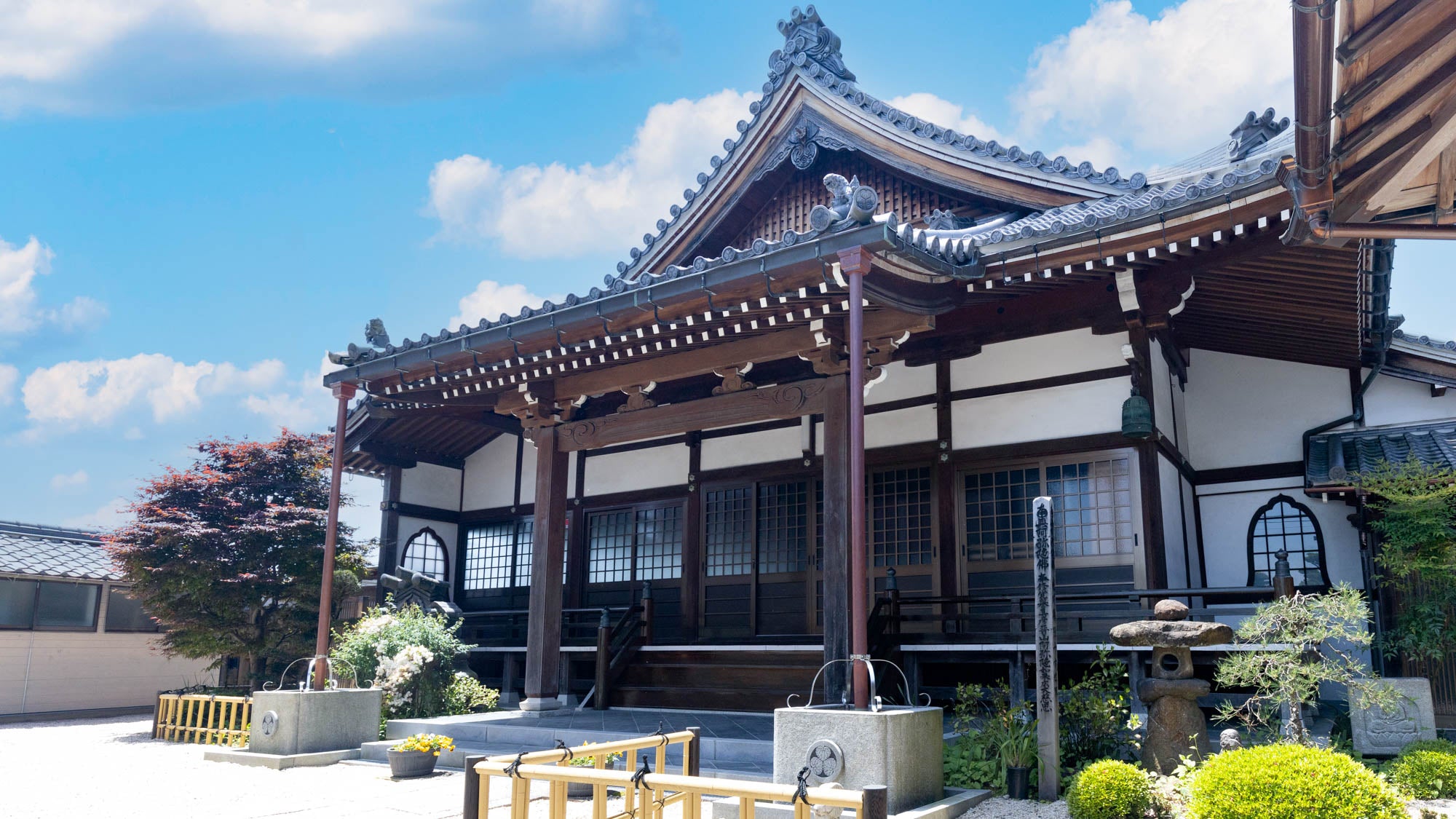 耕逸山 養春院の外観
